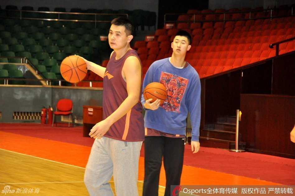 全队上下气氛轻松而专注，主帅凯撒与体能教练乌拉斯在场边密切关注着丁彦雨航的恢复进度，外教团队的严谨与细致为球队保驾护航。