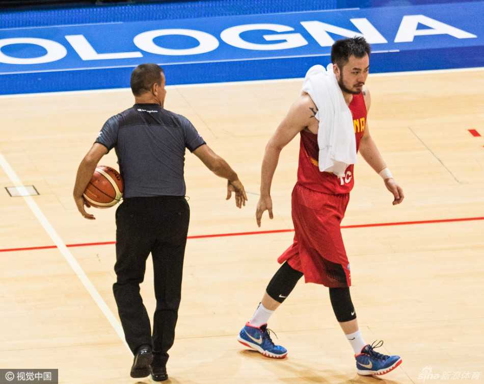 王哲林在对抗中高高跃起，以一记舒展的勾手将球送向篮筐，动作连贯而坚定，展现了内线球员的细腻手感。