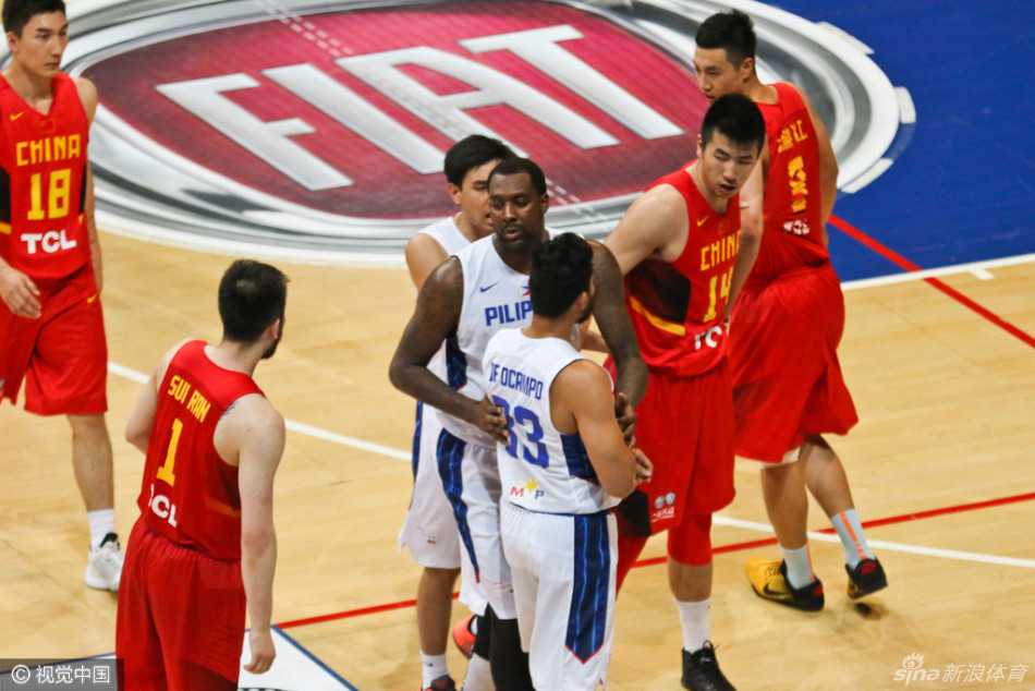 睢冉与对方球员头顶头对峙，双方球员瞬间围成一团，空气仿佛凝固，紧张的气氛一触即发。