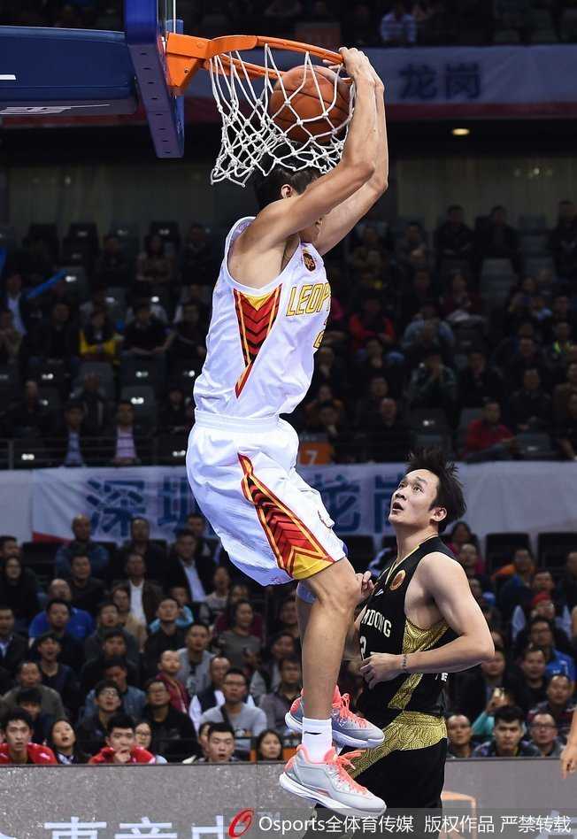 顾全在三分线外张手就投，皮球离开指尖的瞬间，他的眼神紧紧锁住那道飞向篮筐的弧线，这精准的一球再次点燃了主场球迷的澎湃热情。