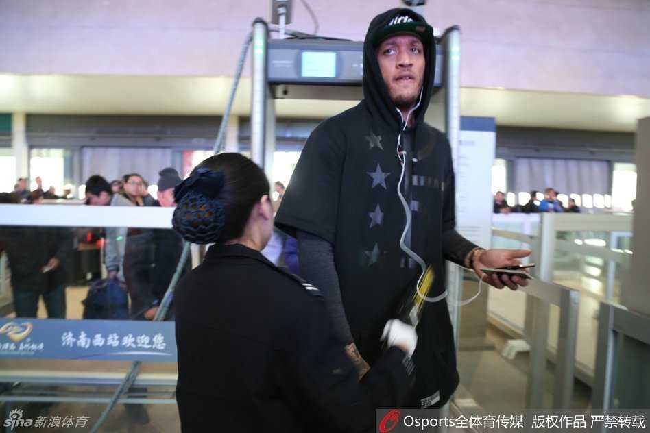 比斯利返美获球迷深情送别,那一幕幕温情定格在齐鲁大地 一位戴着眼镜的资深球迷在人群中高高举起印有比斯利封面人物的大篇幅篮球杂志,仿佛在用这种方式告诉偶像:你在我们心中永远是主角。