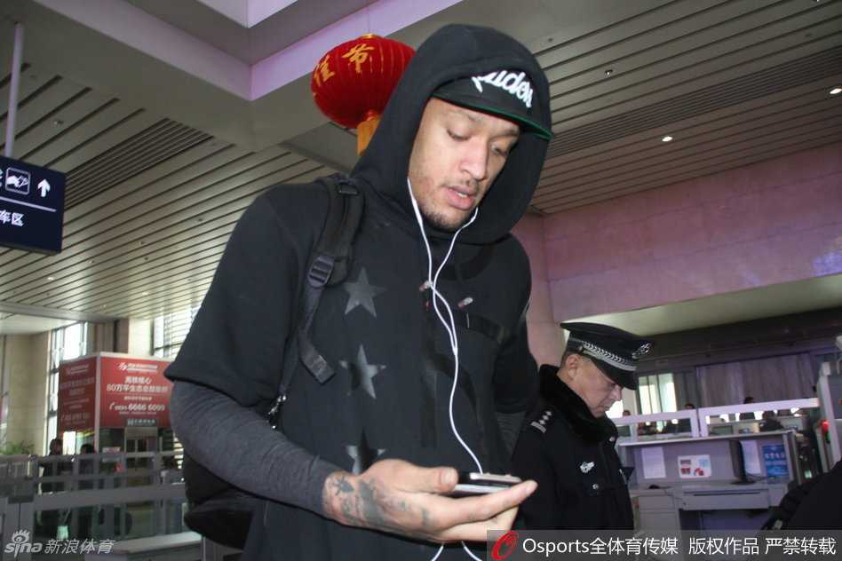 比斯利返美获球迷深情送别,那一幕幕温情定格在齐鲁大地 身穿红色外套的比斯利在高铁站入口处被热情球迷团团围住,他面带微笑耐心地俯身为身前的小球迷在篮球上签名,场面温馨动人。