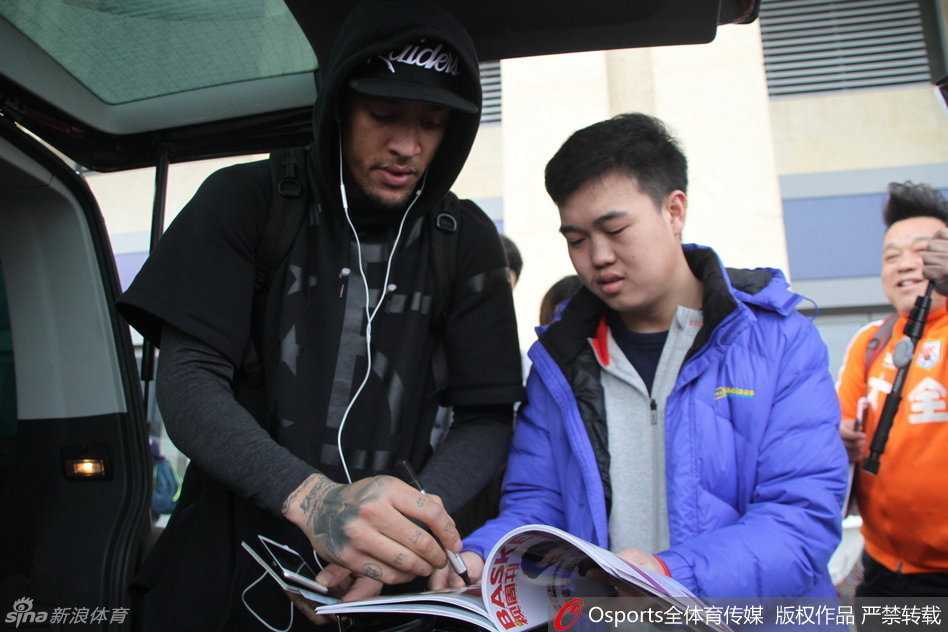 比斯利返美获球迷深情送别,那一幕幕温情定格在齐鲁大地 在排队等待安检的间隙,几位幸运的女球迷终于有机会靠近比斯利,她们激动地举起手机与这位篮球巨星合影,留下了珍贵的独家记忆。