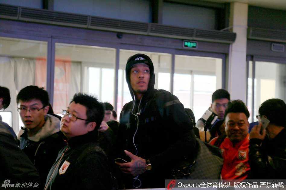 比斯利返美获球迷深情送别,那一幕幕温情定格在齐鲁大地 通过安检后,比斯利停下脚步,与一位一路随行的热情女球迷紧紧拥抱道别,感谢她一个赛季以来的支持,这个告别的拥抱胜过千言万语。