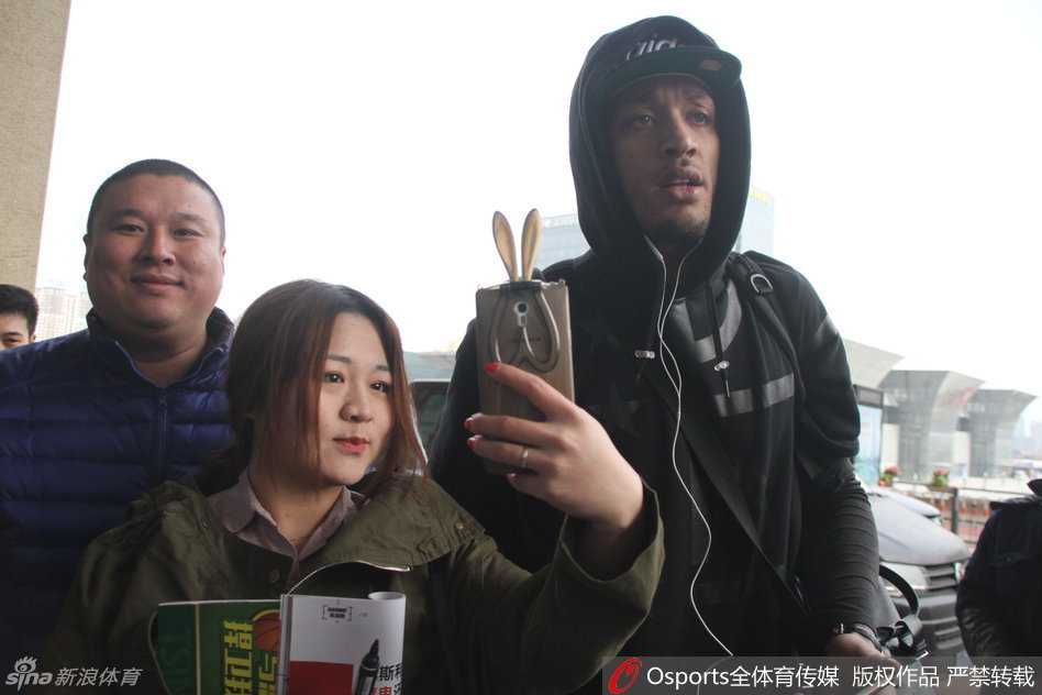 比斯利返美获球迷深情送别,那一幕幕温情定格在齐鲁大地 在候车大厅的休息区,比斯利坐在椅子上低头查看手机,身边是刚刚签过名的纪念品,而他的身后,仍有球迷依依不舍地守护着,不愿离去。