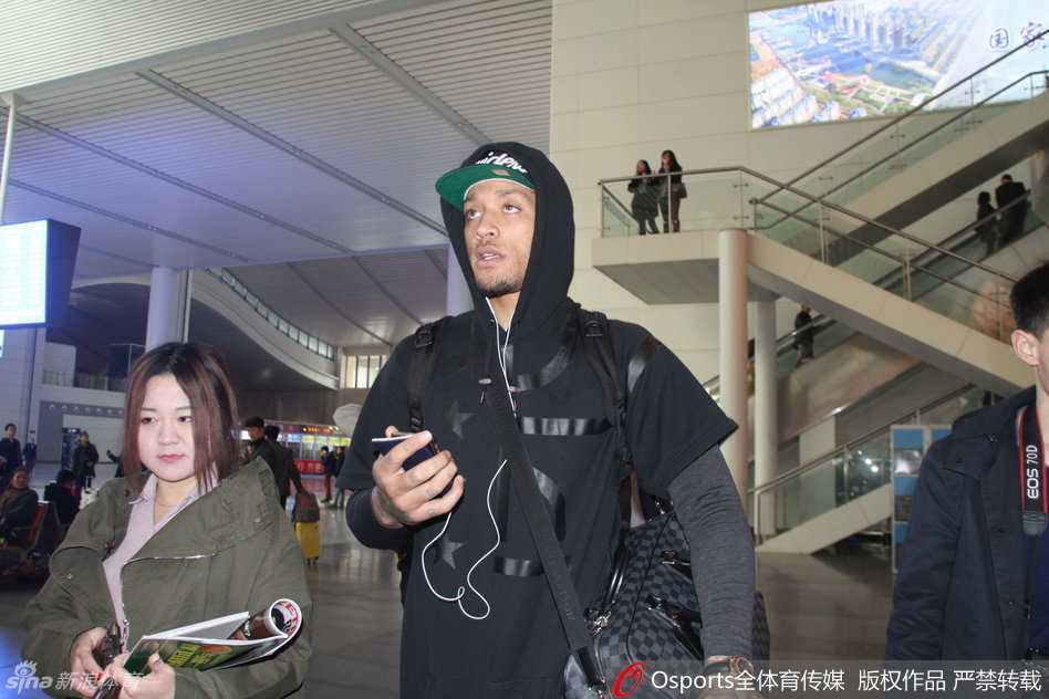 比斯利返美获球迷深情送别,那一幕幕温情定格在齐鲁大地 带着山东球迷满满的祝福与不舍,比斯利即将踏上返回美国的班机,临行前他与随行人员边走边聊,准备登上高铁,告别这片奋斗了一年的土地。