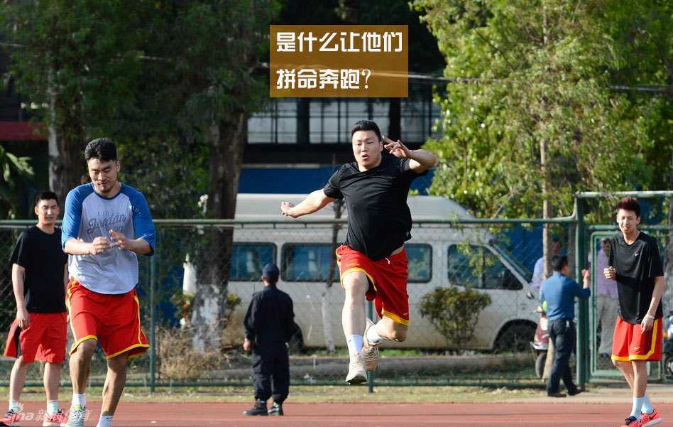 训练馆内，一名高大的球员刚刚完成了一次漂亮的扣篮，落地后他调皮地对着镜头比出了一个胜利的手势，阳光透过体育馆的高窗洒在他满是汗水的肩膀上，映照出青春无敌的光芒。