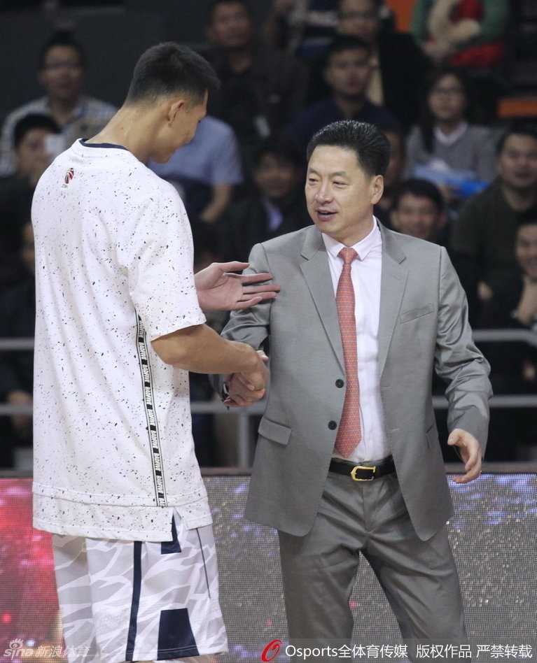 在漫天金色雨幕下，李春江教練與愛徒易建聯用力擁抱，兩人的笑容裡承載著共同奪得桂冠的喜悅與對彼此的絕對信任。