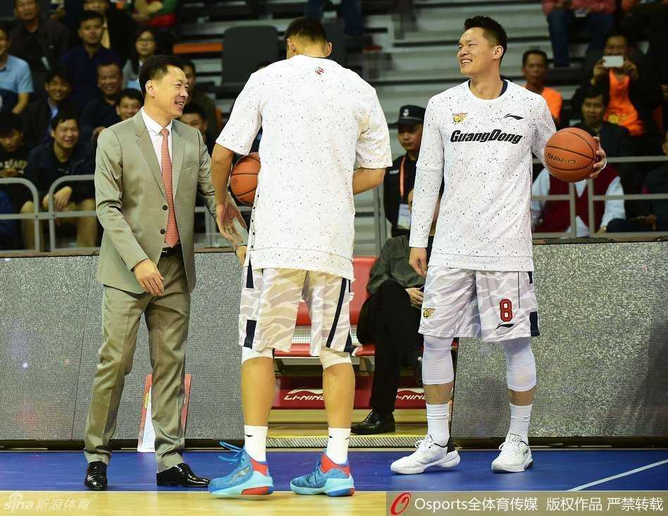 易建聯與李春江在通道中相遇，兩人自然地擊掌問候，這一幕彷彿時光倒流，他們依然是並肩作戰的師徒，依然是彼此最信賴的戰友。