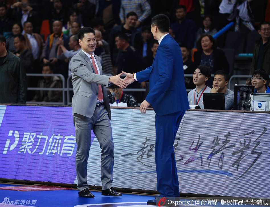 比賽結束的哨聲吹響，李春江與杜鋒再次走向彼此，這一次他們緊緊相擁，旁邊的球員們紛紛注目，這一抱是競技體育背後的溫情與敬意。