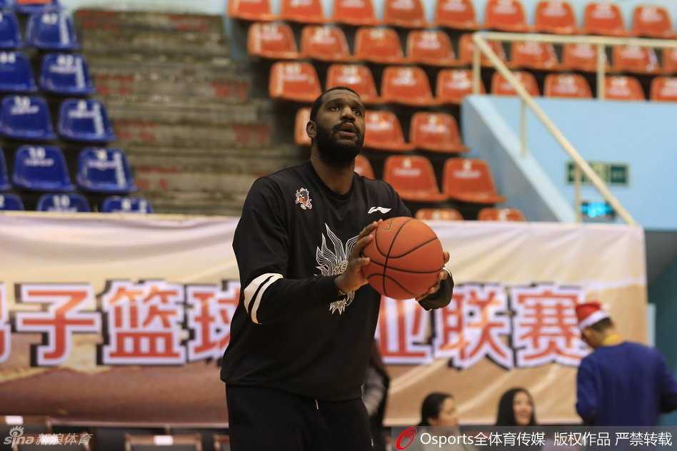 江湖夜雨十年灯:回望CBA二零一五季的那些热血与激昂 哈达迪在三分线外从容出手,防守人只能望球兴叹,他那宽阔的视野和柔和手感,颠覆了人们对传统中锋的刻板印象