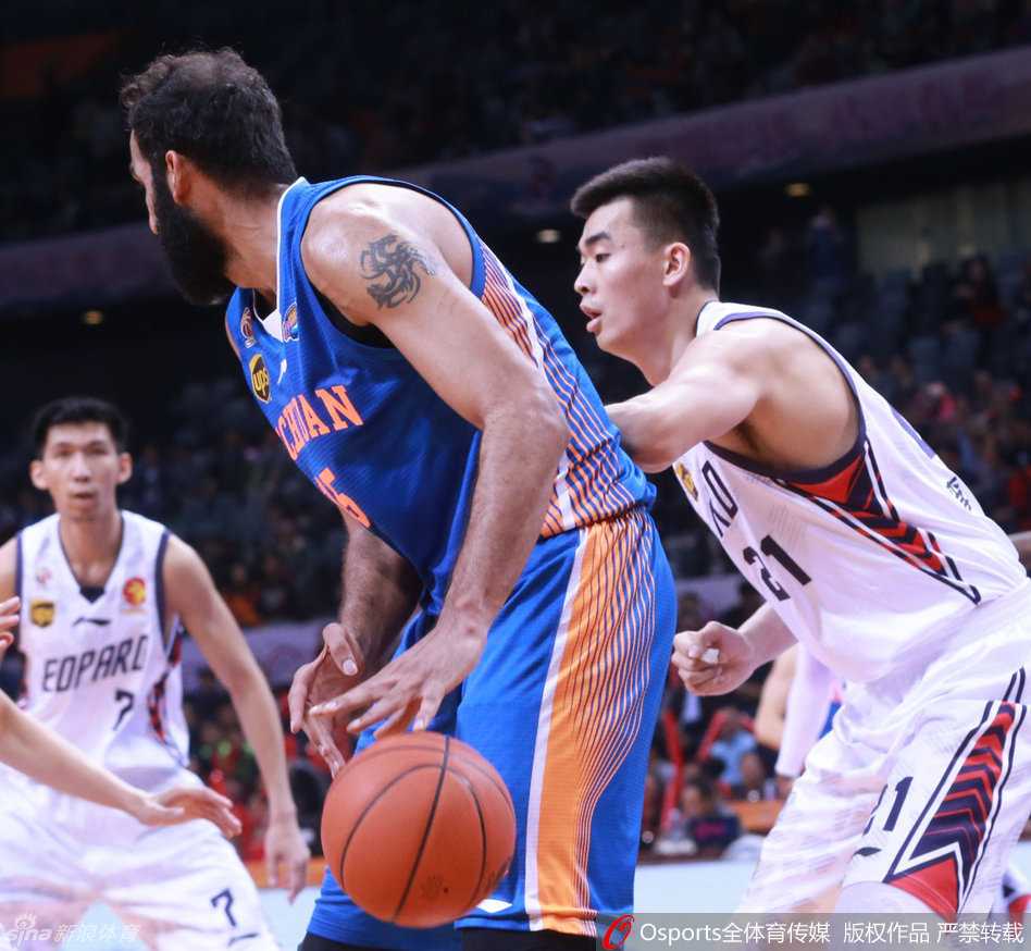 江湖夜雨十年灯:回望CBA二零一五季的那些热血与激昂 吉布森如同闪电般撕开广厦防线,在空中与防守者对抗后身体扭曲失去平衡,但依然凭借超强核心力量将球高抛送入篮筐