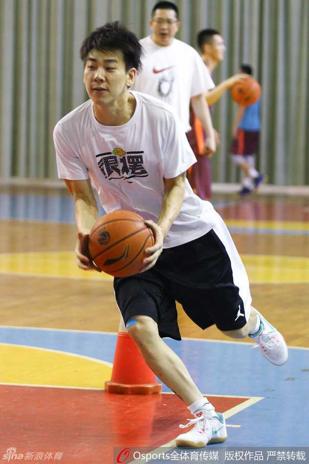江苏同曦新赛季秣马厉兵 胡卫东挂帅唐正东回归全力冲击季后赛 训练中的胡卫东亲自拿起篮球,为队员们示范运球突破的动作要领,他身形矫健,依稀可见当年“中国乔丹”在赛场上的潇洒风采。