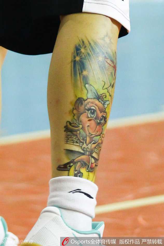 江苏同曦新赛季秣马厉兵 胡卫东挂帅唐正东回归全力冲击季后赛 在对抗训练中,一名同曦队员高高跃起,舒展的上篮动作充满力量感,他正试图突破防守,将球稳稳送入篮筐。