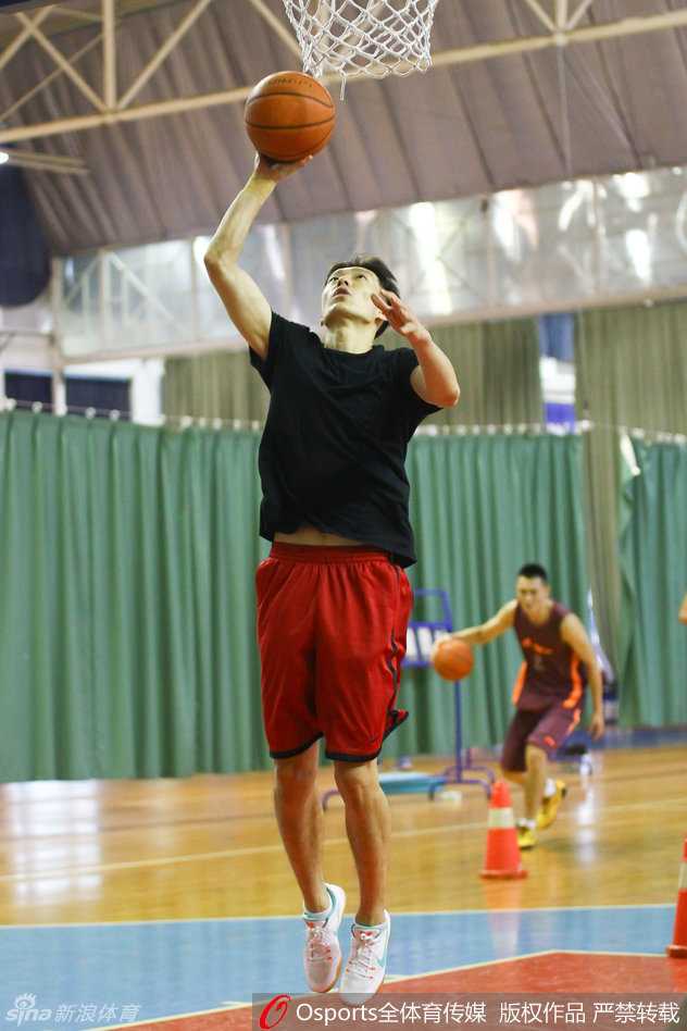 江苏同曦新赛季秣马厉兵 胡卫东挂帅唐正东回归全力冲击季后赛 唐正东在篮下卡位要球,他利用庞大的身躯牢牢占据有利位置,眼神专注而坚定,尽管汗水淋漓,但每一个动作都充满了决心。
