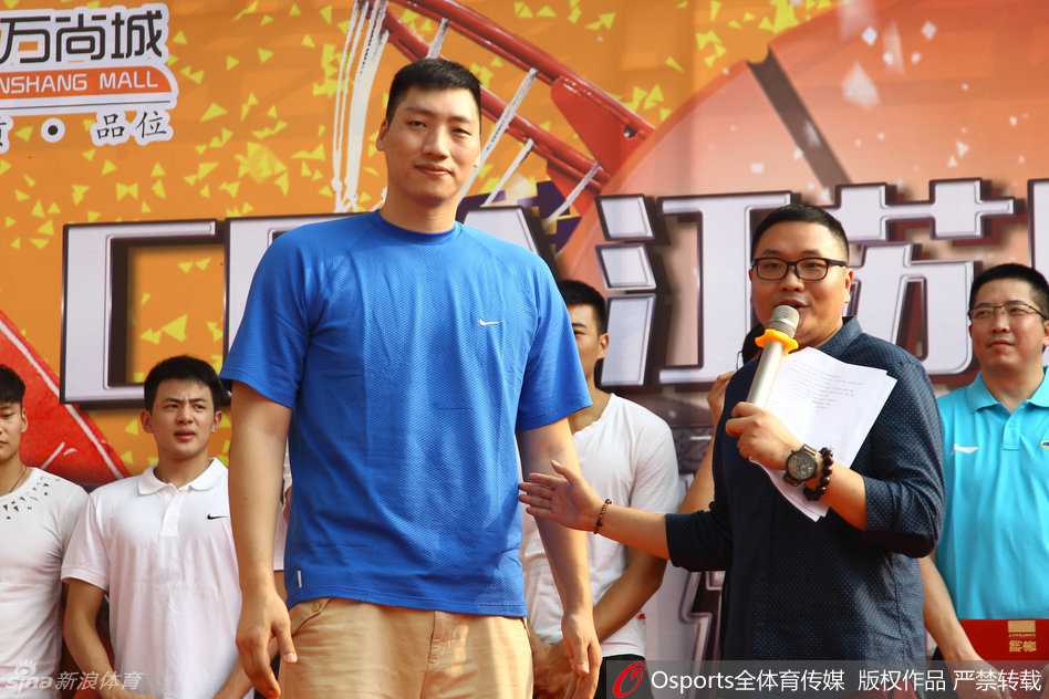 江苏同曦新赛季誓师,胡卫东唐正东归来引爆球迷热情 江苏篮球传奇胡卫东在台下就坐,神情专注地望着场内,即使静静坐着,也难掩“中国乔丹”的威严与气场。