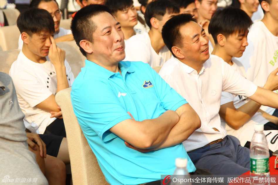 江苏同曦新赛季誓师,胡卫东唐正东归来引爆球迷热情 见面会启动仪式上,胡卫东与唐正东等江苏众将共同把手放在启动装置上,象征着同曦男篮新赛季的征程正式开启。