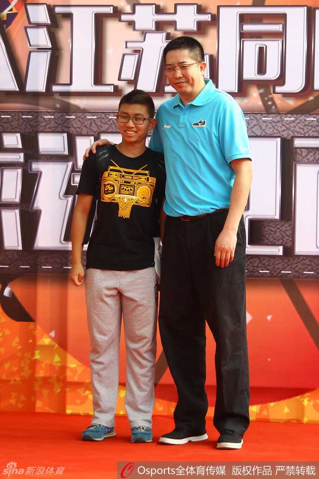 江苏同曦新赛季誓师,胡卫东唐正东归来引爆球迷热情 互动游戏环节中,球迷们积极参与现场小游戏,无论是投篮还是技巧挑战,都玩得十分投入,享受篮球带来的纯粹快乐。