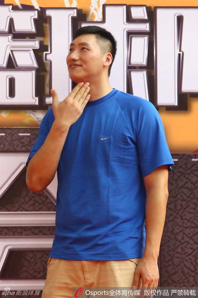 江苏同曦新赛季誓师,胡卫东唐正东归来引爆球迷热情 胡卫东在场下被热情的小球迷团团围住,他弯下腰亲切地与小朋友合影,这一刻,“中国乔丹”是孩子们心中最温暖的篮球偶像。