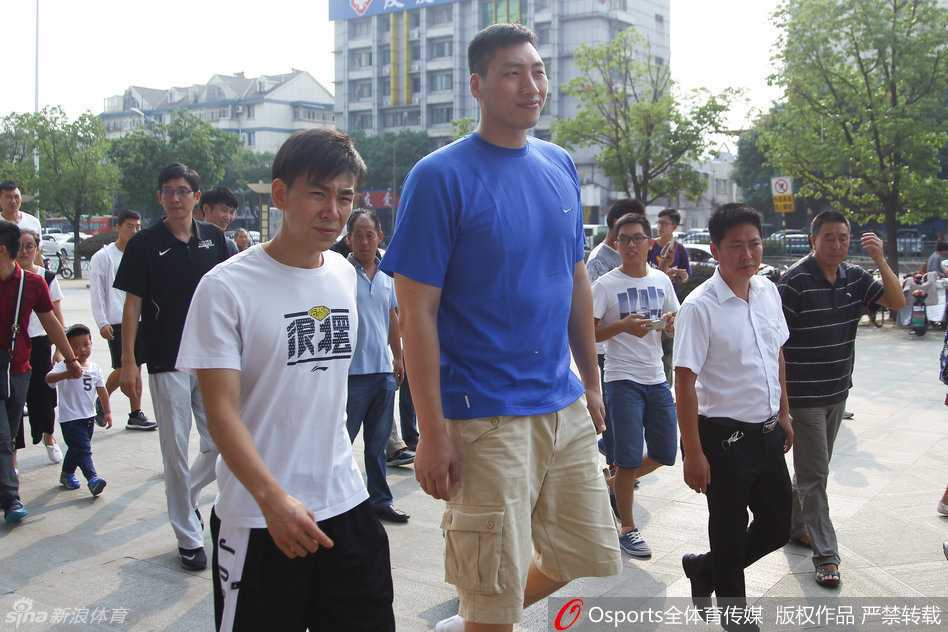 江苏同曦新赛季誓师,胡卫东唐正东归来引爆球迷热情 唐正东在球迷见面会上露出难得一见的顽皮笑容,对着镜头搞怪比赞,展现出赛场外憨厚可爱的一面。