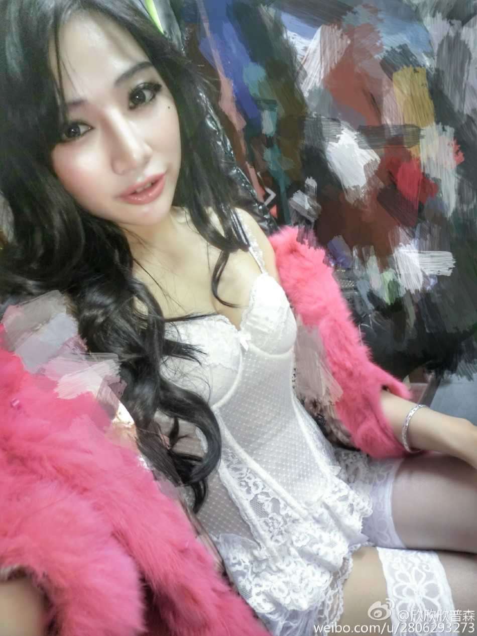 在五台山体育馆的绚烂灯光下，美女DJ手持手机自拍，背景是正在热身的球员和逐渐坐满的观众看台，氛围感十足。