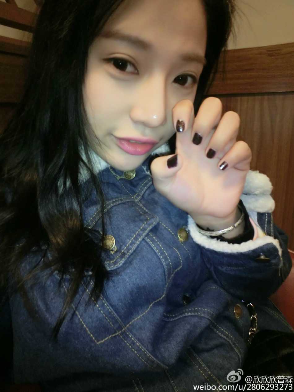 赛后，美女DJ在空旷的球场边留下这张照片，手中的设备似乎还残留着比赛的余温，她为这个夜晚画上了圆满的音乐句号。