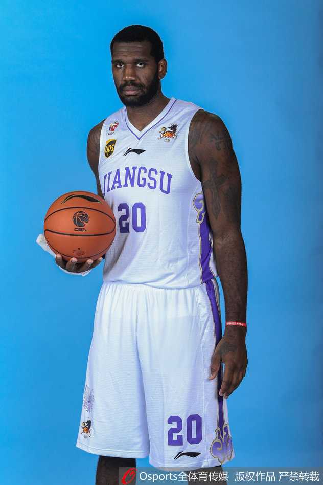 江苏肯帝亚的峥嵘岁月:奥登、布鲁克斯与胡雪峰引领全新征程 球队绝对核心易立与刘亚晖,身穿全新肯帝亚战袍,目光如炬地望向镜头,新赛季的战袍在灯光下闪耀着属于江苏篮球的新希望。