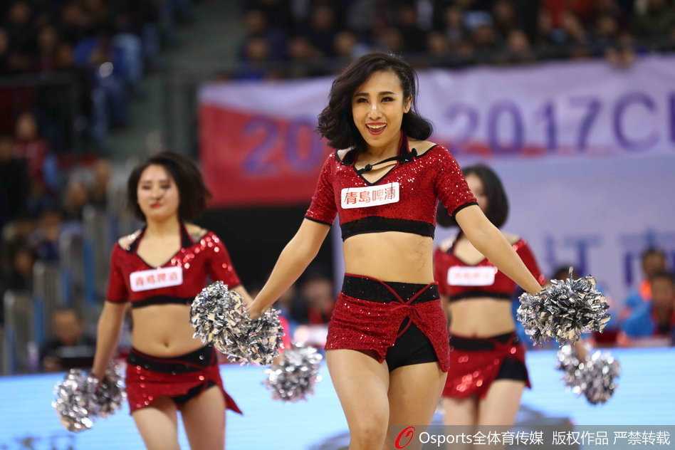 江苏肯帝亚篮球宝贝圣诞热舞,冬日球场绽放如火热情 圣诞女郎们身着红白相间的节日盛装,露出灿烂笑容,随着欢快节奏尽情舞动,修长身姿在赛场灯光下格外迷人。