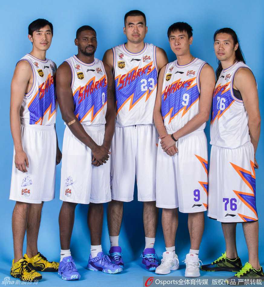 张兆旭、吴冠希等内线长人林立，在这张内线合影中，他们高举的手臂如同森林，准备封盖每一次对手的挑战。