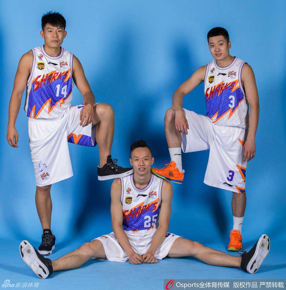 双外援伯纳德-詹姆斯与A-J-普莱斯在场上击掌呼应，这对承载着上海球迷期望的内外组合，正试图撕开对手的防线。