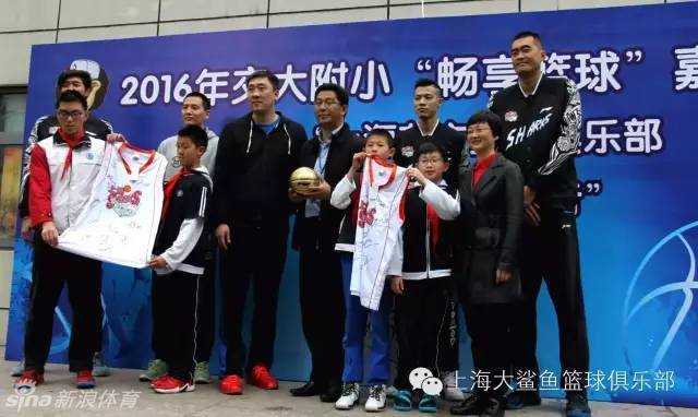沪上篮球薪火传 大鲨鱼嘉年华趣战交大附小 高塔现身校园,上海男篮队员张兆旭等人步入球场,瞬间吸引了所有孩子的目光,引来阵阵欢呼。
