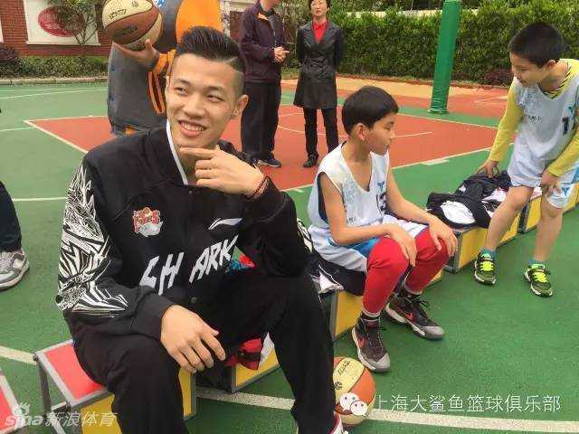 沪上篮球薪火传 大鲨鱼嘉年华趣战交大附小 接到“包夹吴冠希”的战术指令后,白队小球员们聚精会神地聆听,眼中燃起了斗志。