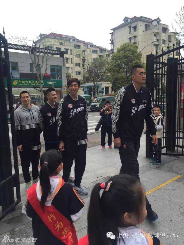 沪上篮球薪火传 大鲨鱼嘉年华趣战交大附小 变身教练的葛暘在场边神色专注,正大声指挥着白队小球员的跑位与防守,颇有将帅风范。