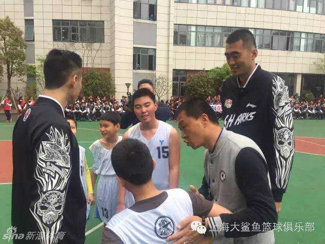 沪上篮球薪火传 大鲨鱼嘉年华趣战交大附小 争球瞬间,小球员奋力跃起,与张兆旭争夺球权,虽然身高悬殊,但气势上毫不逊色。