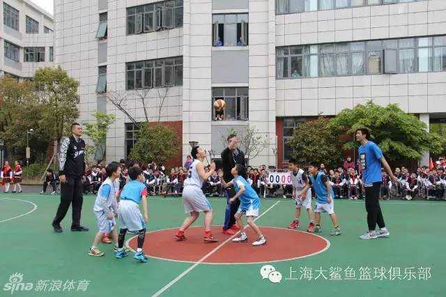 沪上篮球薪火传 大鲨鱼嘉年华趣战交大附小 活动尾声,孩子们意犹未尽地围住卢伟等球员,争相索要签名,脸上写满了幸福与满足。
