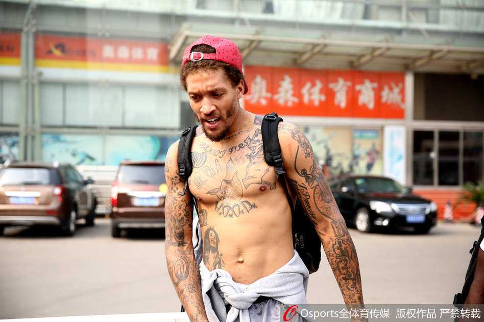 泉城蓄力,纹身下的专注:山东男篮新季起航 刺眼的阳光透过窗洒在比斯利身上,他赤裸着上身露出满背的精美图腾,正专注地听着外教凯撒的战术部署,肌肉线条充满力量感。