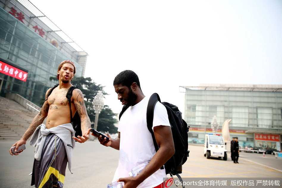 泉城蓄力,纹身下的专注:山东男篮新季起航 主教练凯撒神情严肃地双手抱胸,他刚刚吹停了训练,正对着场上的队员们大声呼喊,手势比划着强调战术跑位中的关键一环。