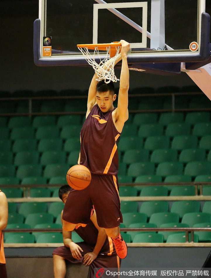 泉城蓄力,纹身下的专注:山东男篮新季起航 训练结束后,比斯利赤裸着上身走向场边,夕阳的余晖勾勒出他满背的纹身轮廓,他拿起水瓶大口喝水,眼神中透露出对新赛季的坚定与期待。