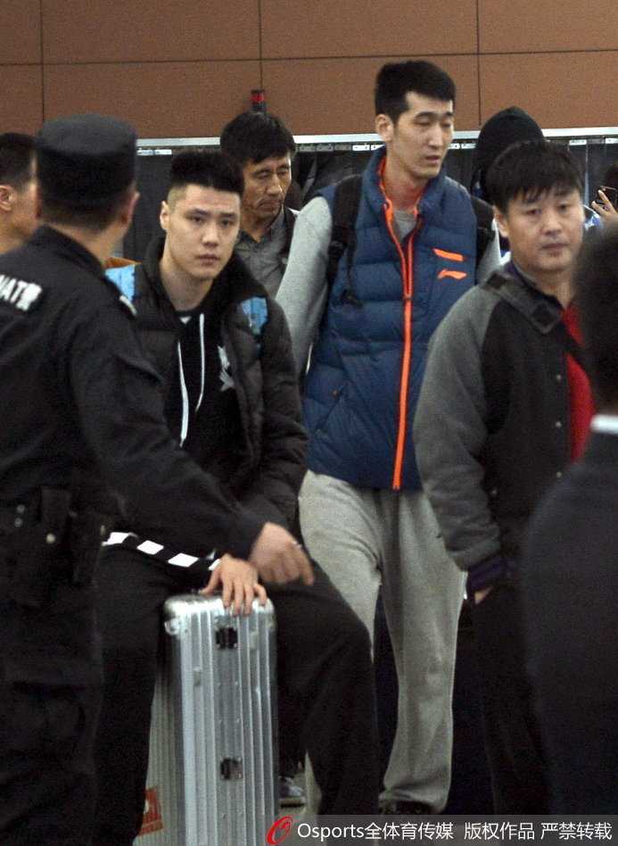 泪目迎英雄 辽篮三将纯爷们回家 贺天举和刘志轩并肩走出机场通道,他们手上的绷带触目惊心,但面对家乡父老的热情迎接,神情中满是感动与坚毅。