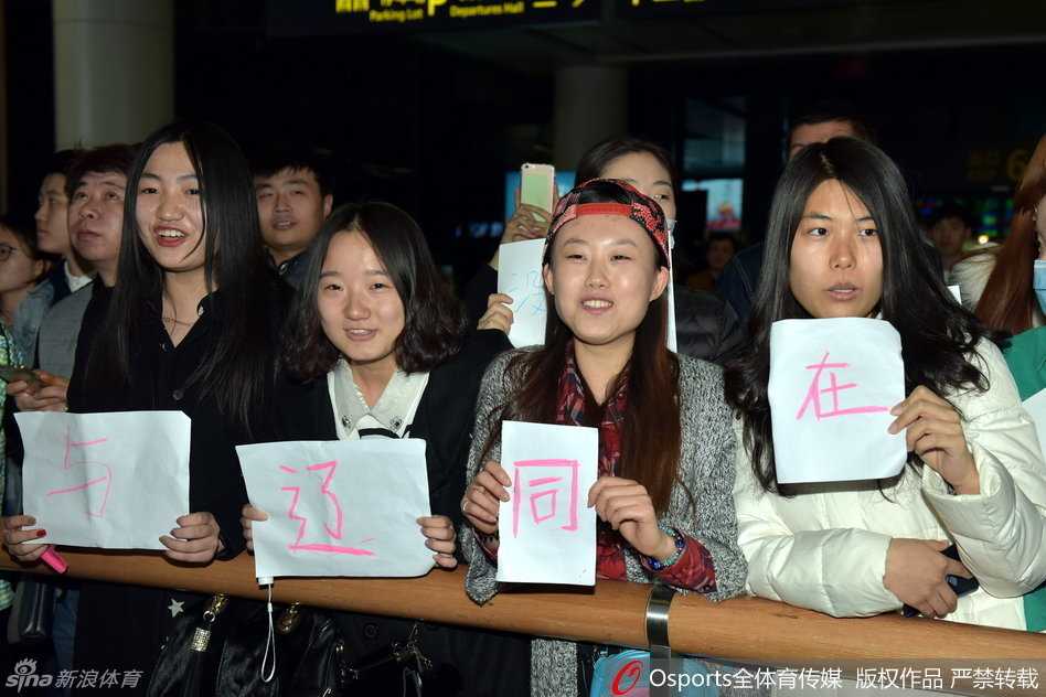 泪目迎英雄 辽篮三将纯爷们回家 手举“与辽篮同在”标语的球迷,眼神中透露出坚定与执着,他们是球队最坚实的后盾,用守候诠释着何为不离不弃。