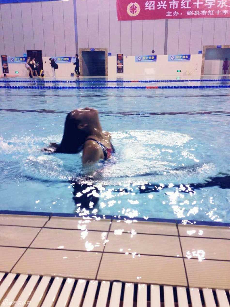 徐珏身穿休闲便装走在户外，微微侧身回眸，眼神中带着邻家女孩的温柔与羞涩，与赛场上的活力四射形成有趣的反差。