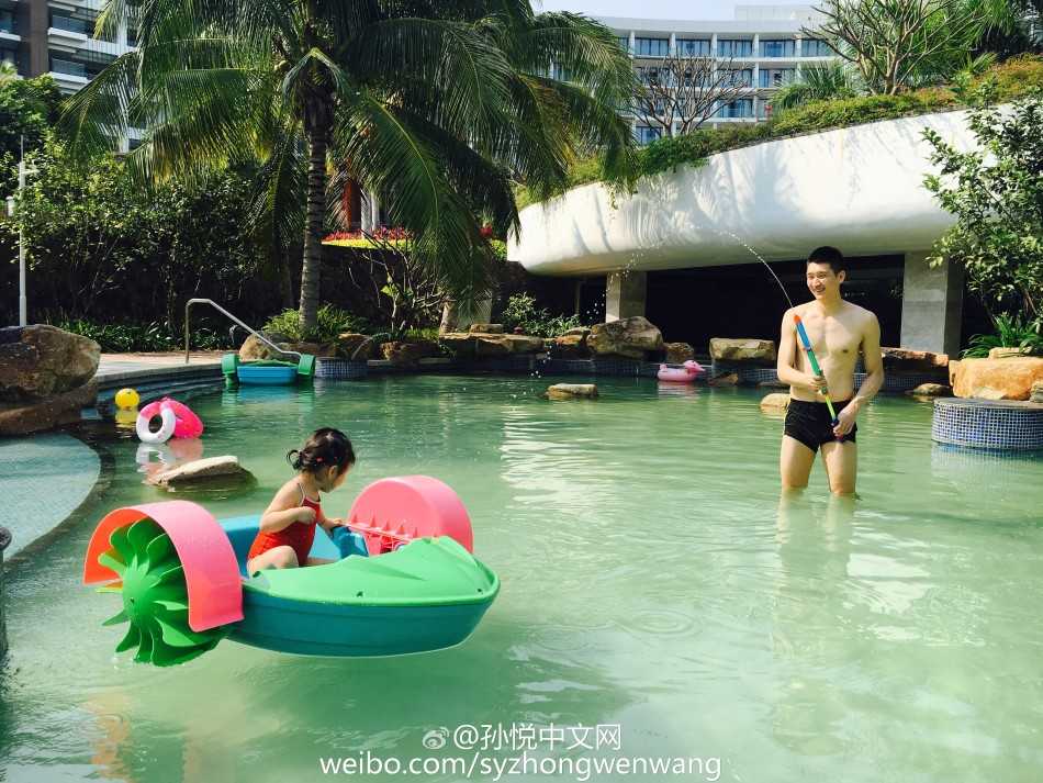 泳池里的超级英雄:孙悦与“小月亮”的温馨父女时光 孙悦双手扶着女儿小月亮的游泳圈,父女俩在泳池中面对面对视,露出灿烂幸福笑容
