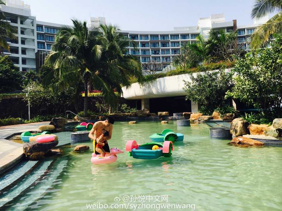 泳池里的超级英雄:孙悦与“小月亮”的温馨父女时光 孙悦抱着女儿小月亮准备下水,小月亮露出期待表情,父女俩即将开始水上探险