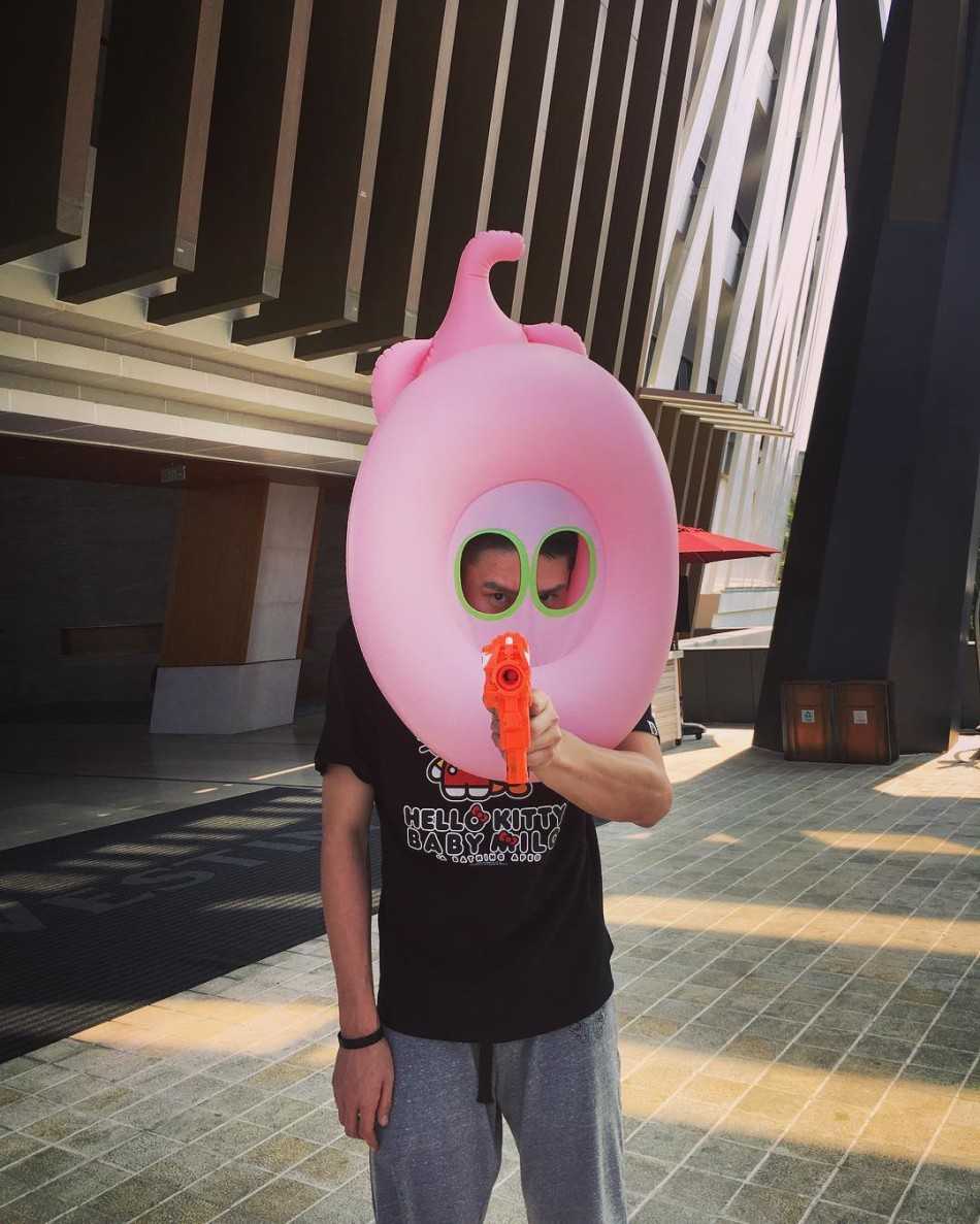 泳池里的超级英雄:孙悦与“小月亮”的温馨父女时光 陈露身穿黑色薄纱裙装大秀美腿,与孙悦甜蜜依偎,尽显夫妻恩爱与时尚感