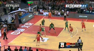 周鹏巧妙送出击地妙传，邹雨宸心领神会跟进，双手挂框重扣，彰显内线统治力。