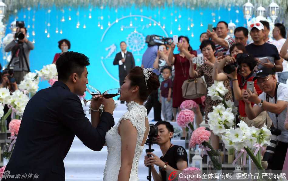 婚礼上，新人徐磊与李莹在亲友的见证下，眼含笑意地饮下交杯酒，这份甜蜜与默契感染了在场的每一个人。