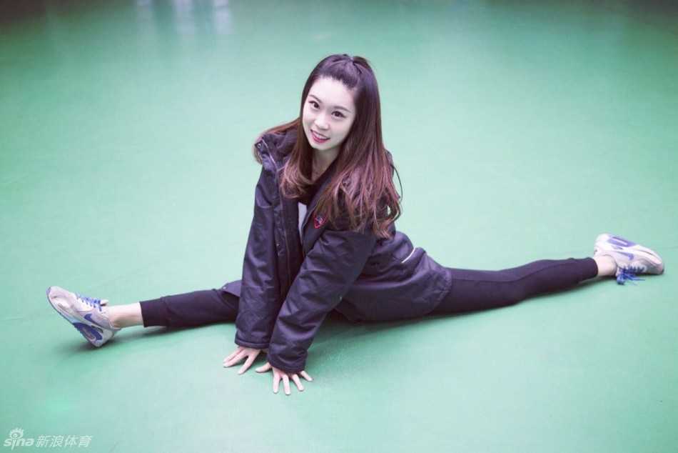 活力铸就梦想:啦啦队的热血征程与追光瞬间 啦啦队全员在表演结束后的大合影,大家高举花球,身姿挺拔,展现了这支年轻队伍强大的凝聚力和永远向上的精神风貌。