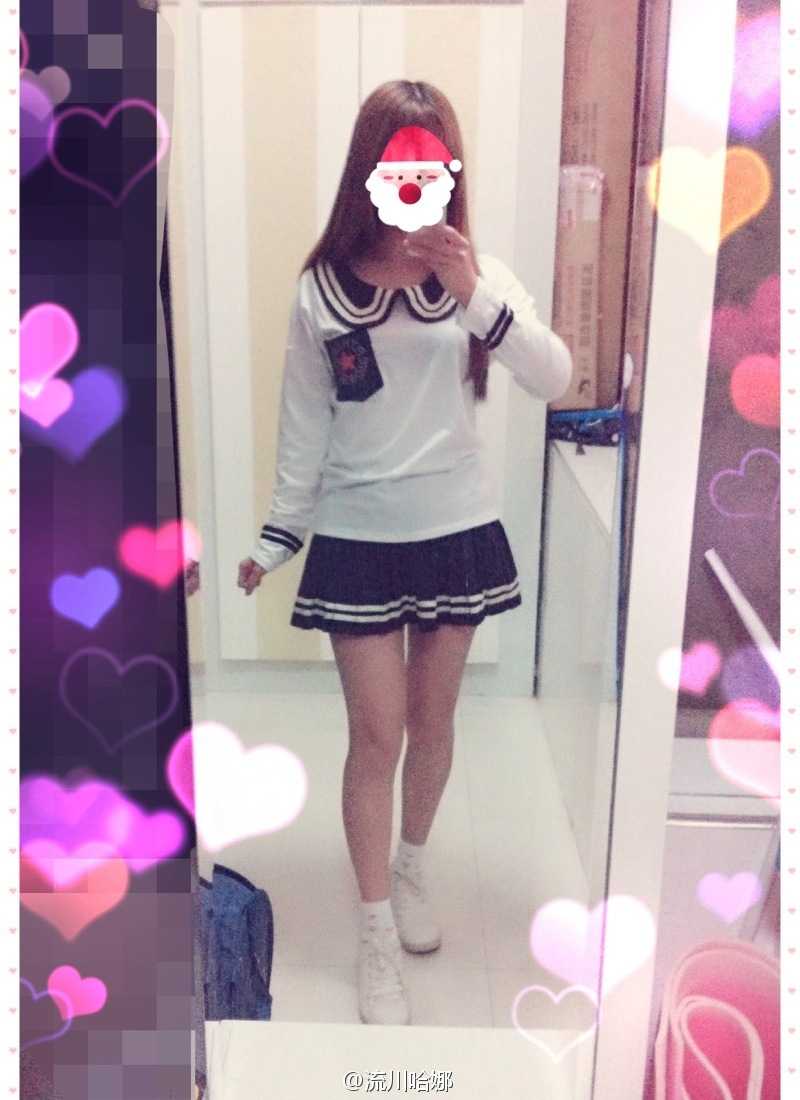 最后一张照片里，她背对镜头站在窗前，手里举着一颗篮球，窗外的光线勾勒出她美好的轮廓，仿佛在与青春对话