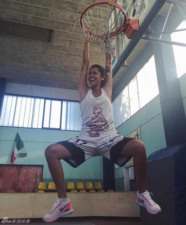 青春少女在湛蓝天空下高高跃起，双手稳稳将篮球灌入篮筐，矫健身姿定格成一幅动感画卷