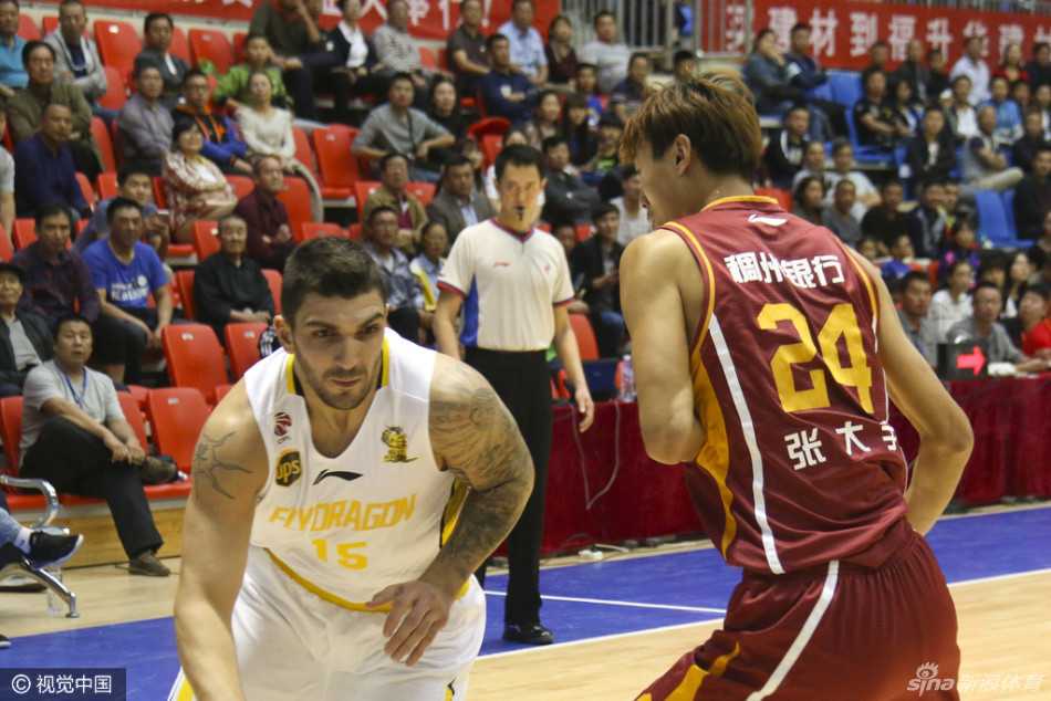 可兰白克像忠诚的卫士一般，身体微微前倾，全神贯注地聆听场边李秋平指导的战术咆哮，随时准备上场拼命